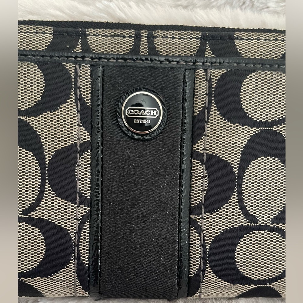 COACH Wallet with wrist strap, zipper closure, Authentic Coach Wallet - Picture 12 of 15